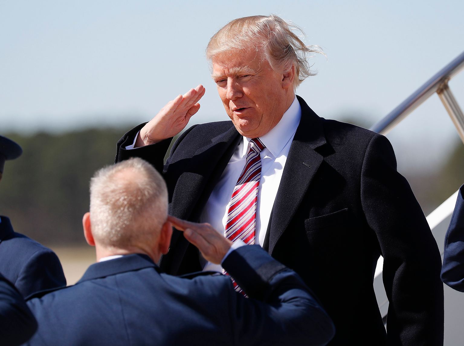 Ungewohnter Außentermin für Donald Trump: Der US-Präsident begibt sich auf Dienstreise an die Atlantikküste, um an Bord eines neuartigen Flugzeugträgers eine Rede zur geplanten Aufstockung der US-Militärausgaben zu halten.