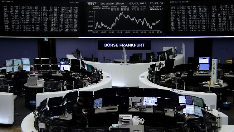 Auf Wochensicht fast zwei Prozent im Plus: Den Freitagshandel beendet der Dax 32 Zähler tiefer.