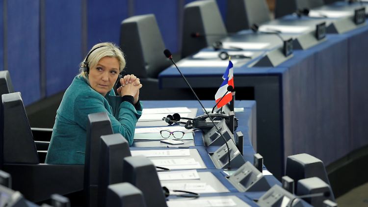 Marine Le Pen sitzt im EU-Parlament in Strasbourg.