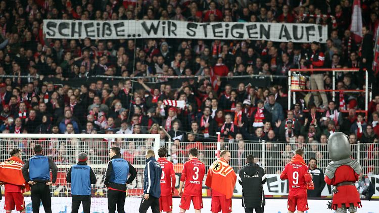 Die Union-Fans können es wohl selbst noch nicht so richtig glauben, wie nah der Aufstieg ist.