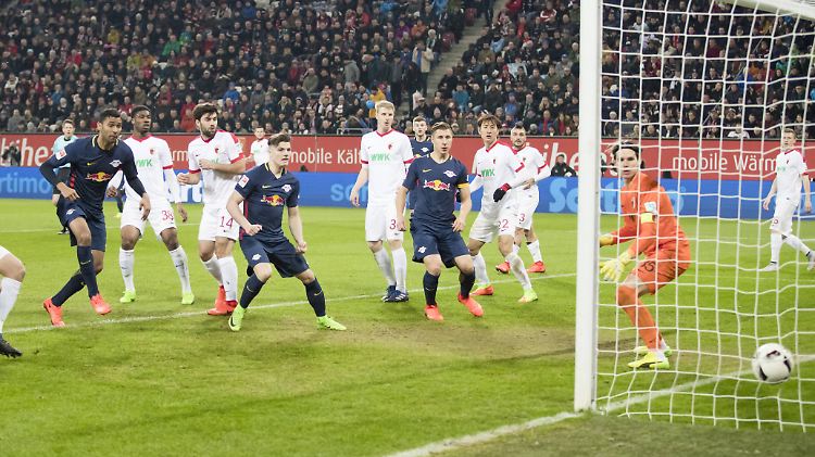 Marvin Compper schießt das 1:2 für den RB Leipzig.