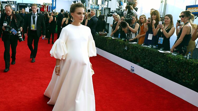 Bereits beim SAG-Award Ende Januar zeigte Portman einen enormen Bauch.