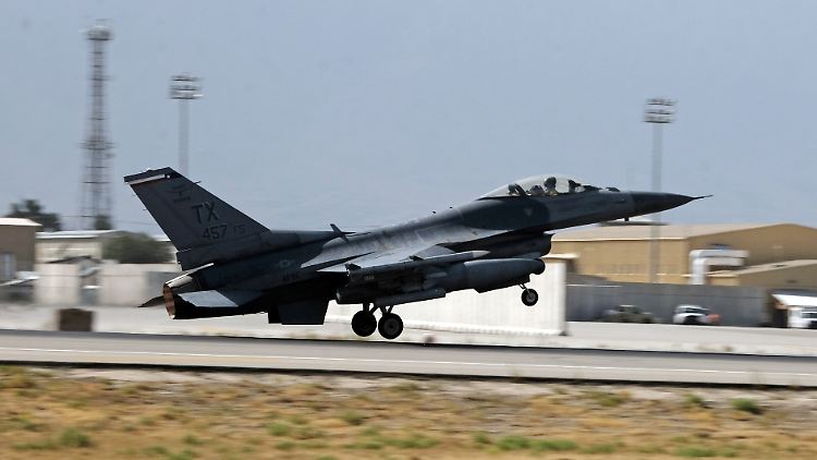 Eine F-16 beim Start zu einem Kampfeinsatz (Symbolbild)