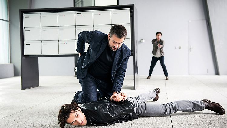 Flückiger (Stefan Gubser) und seine Kollegin Ritschard (Delia Mayer) stellen einen Verdächtigen.