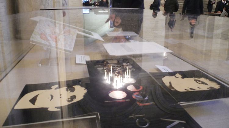 Das Archiv umfasst etliche Ton- und Videoaufnahmen des 2013 verstorbenen Rockmusikers.