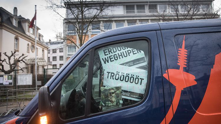Ende Februar demonstrierten Menschen in Frankfurt mittels Hupkonzert für die Freilassung Yücels.