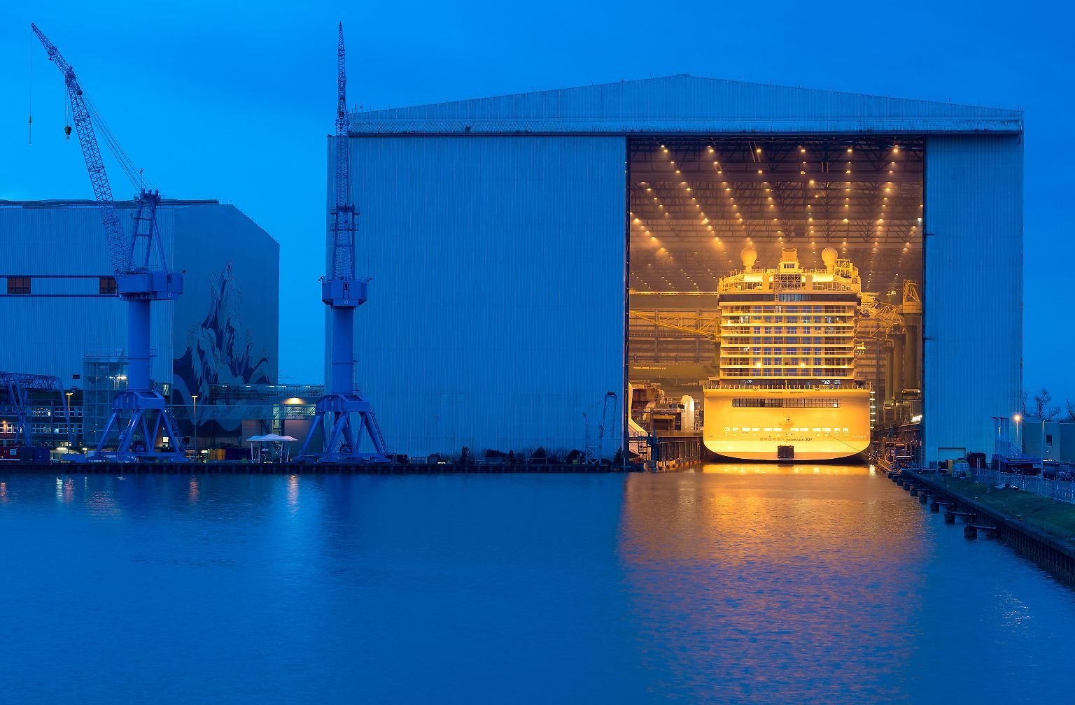 Die gigantischen Tore des Baudocks der Papenburger Meyer-Werft öffnen sich am frühen Morgen. Es ist ...