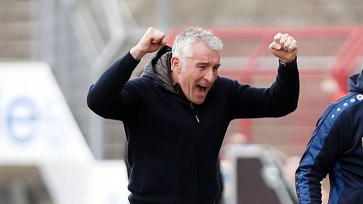 Ein glücklicher Trainer: Mirko Slomka feiert den Sieg seines KSC gegen den Aufstiegskandidaten Hannover 96.