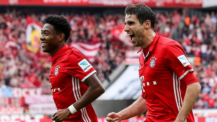 Gut gelaunte Bayern: David Alaba (l.) und Javi Martinez.