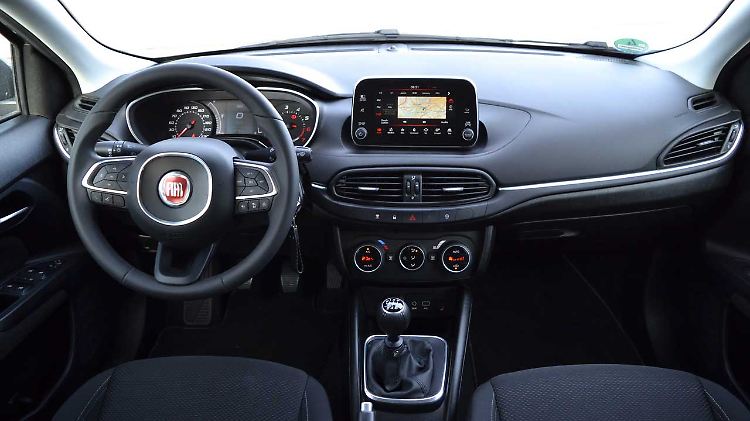 Das Cockpit ist aufgeräumt, hat sogar einen gewissen Schick und vor allem alle Funktionen die der Fahrer braucht.