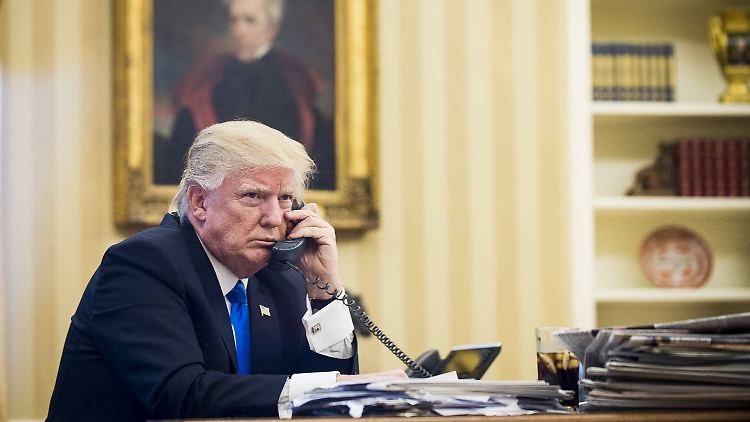 "Habe gerade erfahren, dass Obama meine Leitung im Trump Tower kurz vor dem Sieg anzapfen ließ": Donald Trump, hier bei einem Telefonat im Weißen Haus.