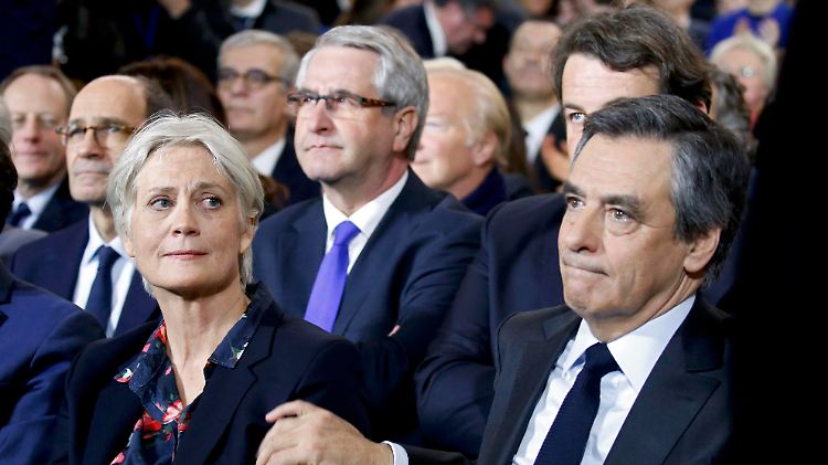 Penelope Fillon (l.) stärkt ihrem Mann François (r.) den Rücken.