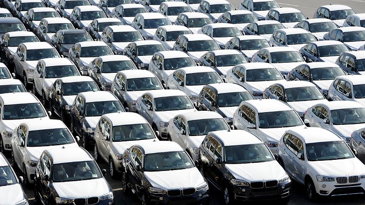 BMW-Neuwagen stehen in Bremerhaven zur Verschiffung nach Übersee bereit.