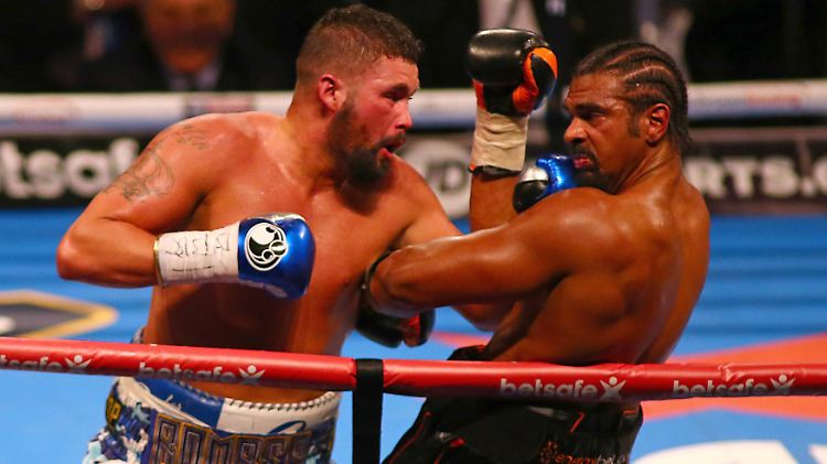 Tony Bellew (l.) gegen David Haye - und der Außenseiter trifft seinen Gegner hart.