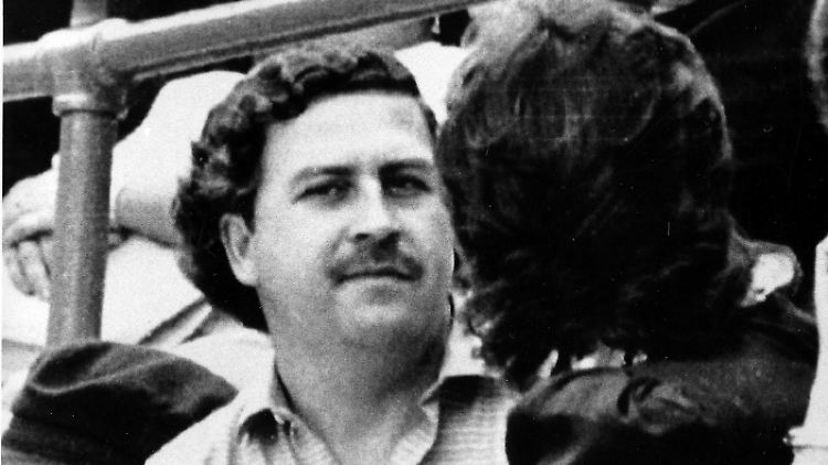 Pablo Escobar Anfang der 1980er-Jahre bei einem Fußballspiel in Medellín.