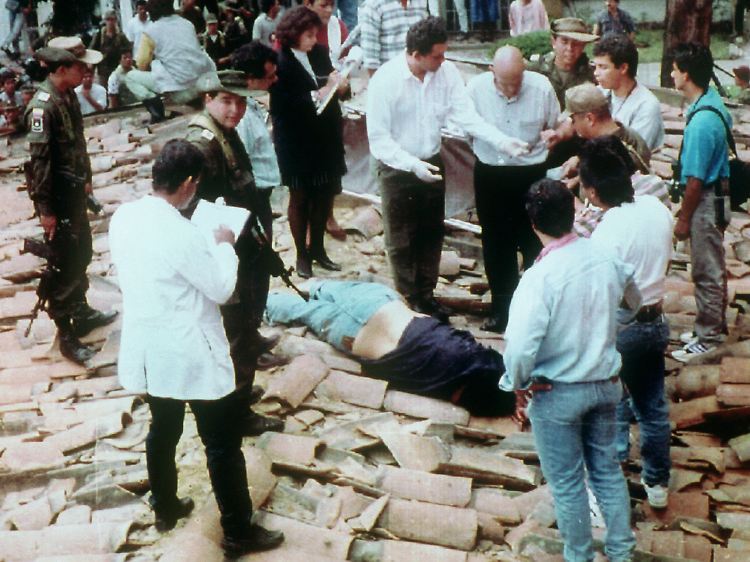 2. Dezember 1993: Pablo Escobar ist tot. Die Bilder des gefallenen Kriminellen gehen um die Welt.