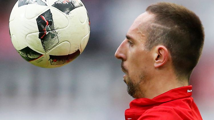 Rücknummer sieben, sieben Punkte Vorsprung und die Sieben auf dem Kopf: Franck Ribéry ist bestens eingestellt.