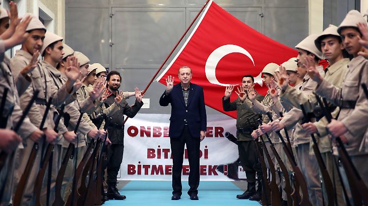 "Ich habe gedacht, der Nationalsozialismus in Deutschland ist vorbei, aber er geht noch immer weiter": Recep Tayyip Erdogan bei seinem jüngsten Auftritt in Istanbul.