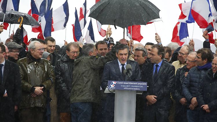 Hat zurzeit einfach kein Glück: François Fillon bei einer ins Wasser gefallenen Wahlkampfveranstaltung am Sonntag.