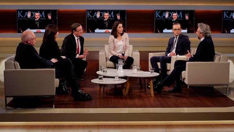 Anne Wills Gäste, von links nach rechts: Günther Verheugen, Sevim Dağdelen, Armin Laschet, Heiko Maas und Can Dündar (v.l.n.r.)