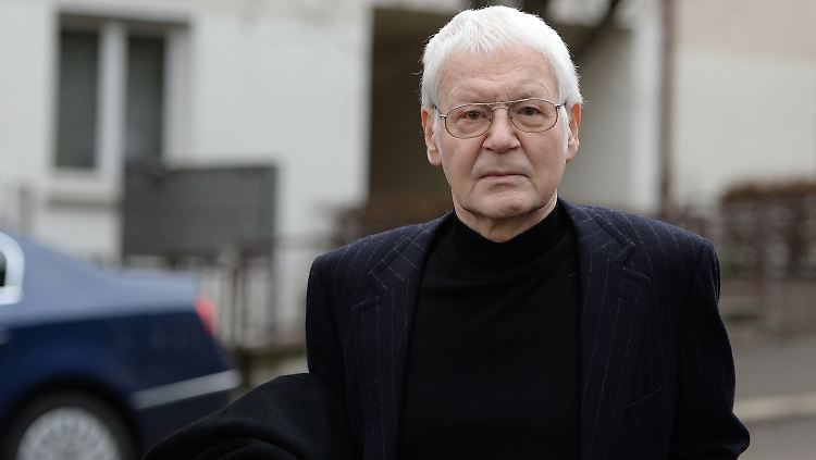 Anton Schlecker auf dem Weg zum Gerichtssaal. Es ist seit Ende der Neunzigerjahre das erste öffentliche Bild des ehemaligen Unternehmers.