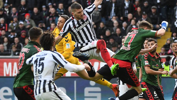 Hart umkämpft war der Strafraum von Freiburg-Keeper Schwolow.
