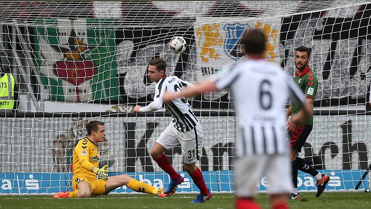 Branimir Hrgota trifft zum 1:0 für Frankfurt.