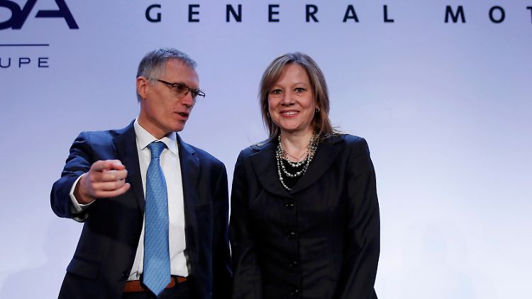 PSA-Chef Carlos Tavares und die GM-Chefin Mary Barra während der gemeinsamen Pressekonferenz.