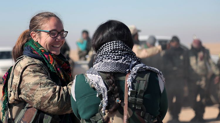 Zwei Kämpferinnen der SDF unterhalten sich nahe der Frontlinie im Norden Rakkas.