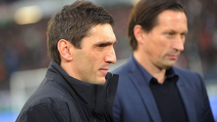 Tayfun Korkut beerbt Roger Schmidt als Trainer von Bayer Leverkusen.