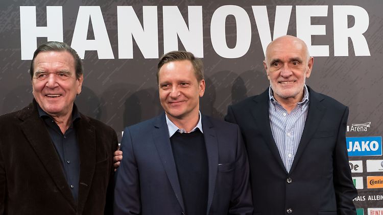 Horst Heldt (M.) ist der neue Manager von Hannover 96 und arbeitet fortan mit Aufsichtsrats-Chef Gerhard Schröder (l.) sowie Clubchef Martin Kind zusammen.