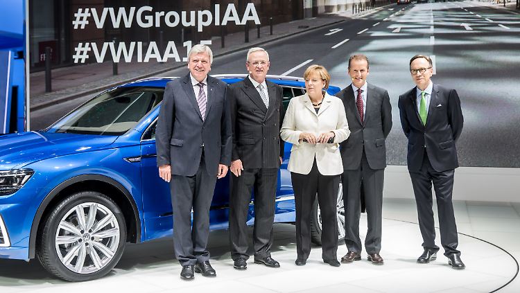 Wie eine "Sprecherin" der Autoindustrie: Merkel, Parteifreund Volker Bouffier (l.), die Chefs von Volkswagen Winterkorn (2.v.l.) und Diess (2.v.r.) sowie der Präsident des Branchenverbands VDA Matthias Wissmann.