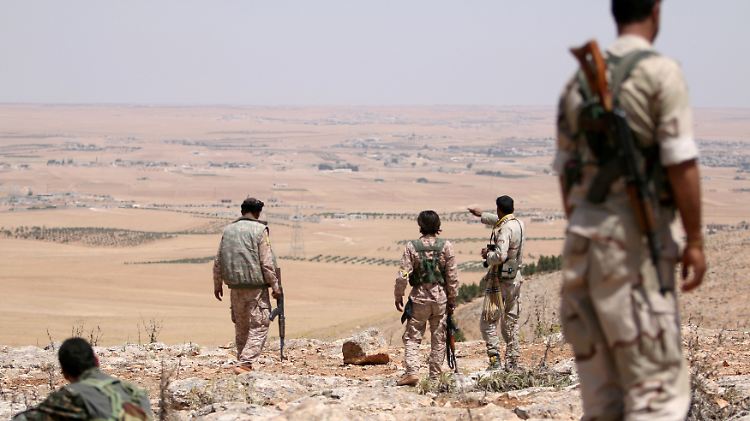Viele Feinde: Die mit der Türkei verbündeten Rebellen im Norden Syrien kämpfen sowohl gegen den IS, als auch gegen die Regierungstruppen und sind ebenfalls mit der kurdischen YPG verfeindet.