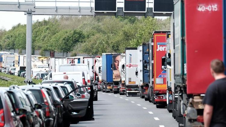 Eine Rettungsgasse muss bereits dann gebildet werden,  wenn der Verkehr ins Stocken gerät.