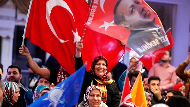 Bei einem Auftritt des früheren türkischen Energieminister Tanar Yildiz in Kelsterbach schwenken Frauen türkische Fahnen.