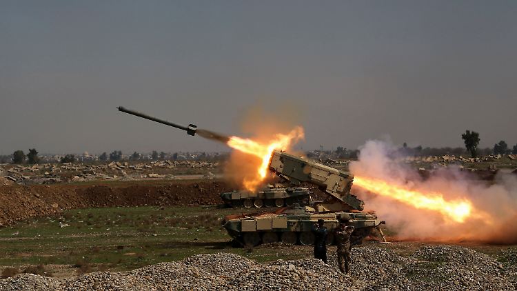 Irakische Sicherheitskräfte feuern mit einer Rakete auf Stellungen des IS im Westen Mossuls.