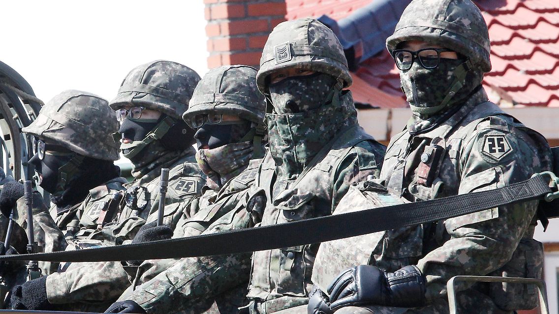 17.000 US-Soldaten und 300.000 Angehörige der südkoreanischen Armee sind daran beteiligt. Die Manöver dauern bis Ende April.