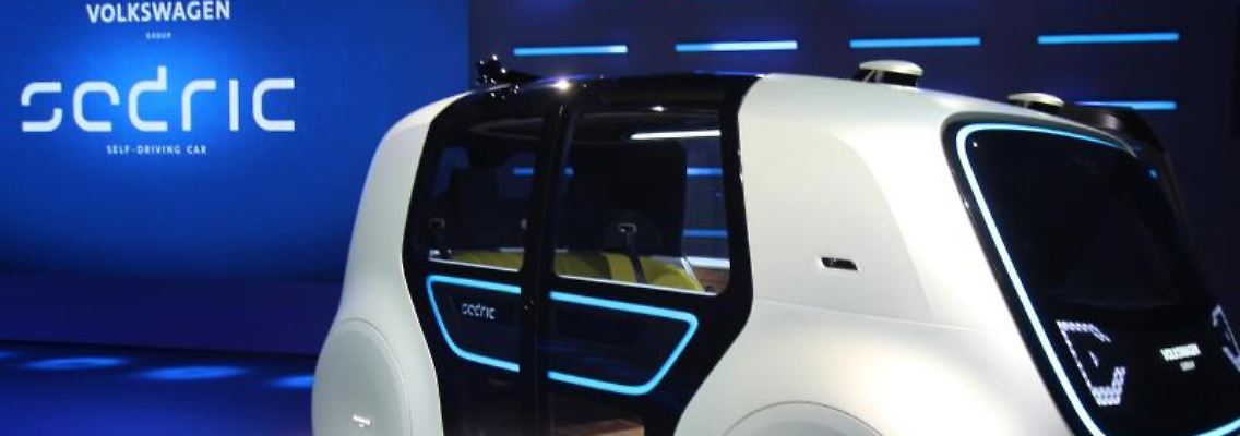 So stellt sich Volkswagen die Zukunft vor: Die Studie Sedric steuert der Fahrer nicht mehr selbst - sie fährt autonom und lässt sich mit einer Art Fernbedienung herbeirufen.