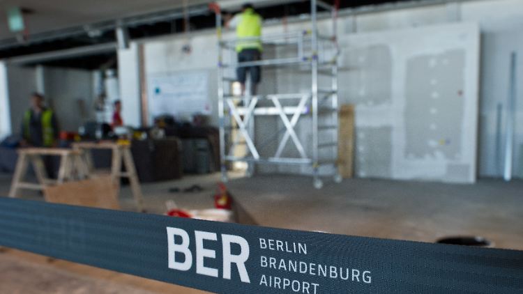 Immer wieder sickert durch, was auf der Baustelle des BER gerade wieder schief läuft.