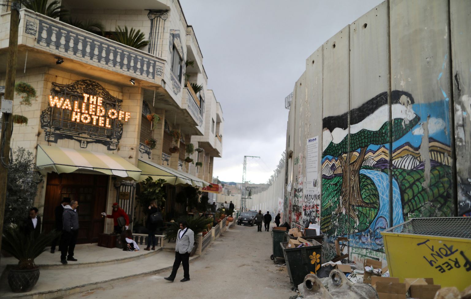 Willkommen in Bethlehem. Hier gibt es nun das "The Walled off Hotel" von Streetart-Künstler Banksy.