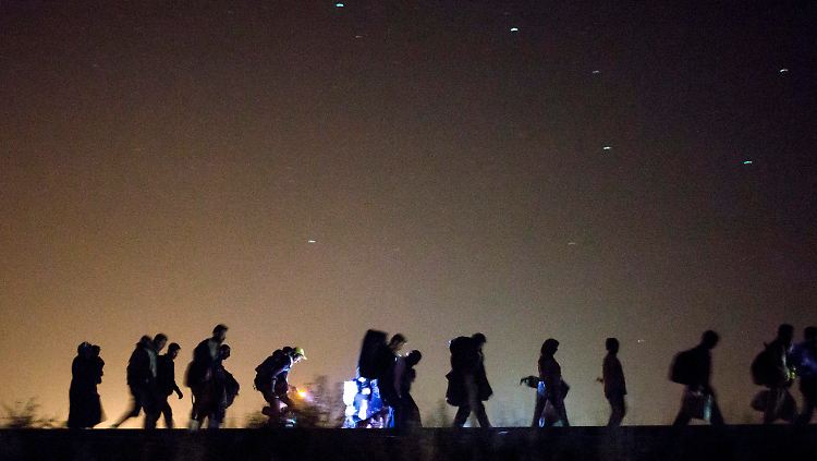Die Flüchtlinge dürfen, solange ihr Asylverfahren nicht geklärt ist, die Lager nicht verlassen.