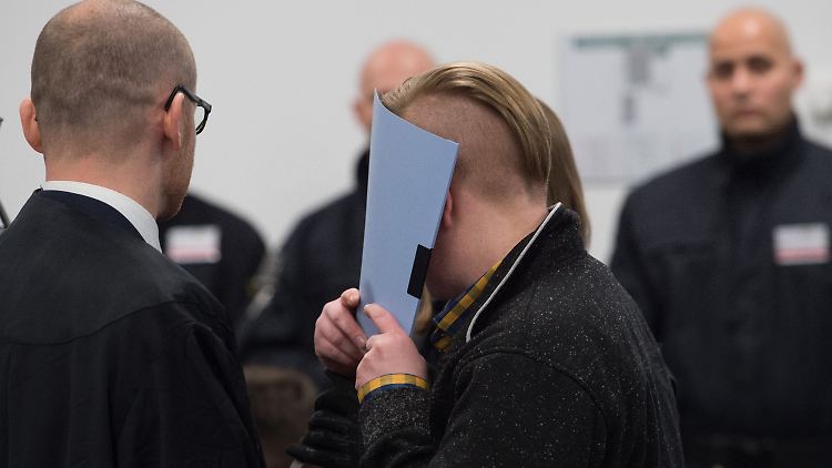 Die Angeklagte Maria K. zu Prozessbeginn in dem Verhandlungssaal