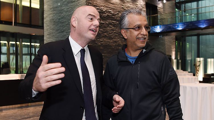 Fifa-Präsident Gianni Infantino mit dem bahrainischen Scheich Salman, über den Robert Kempe kritisch berichtet hatte.