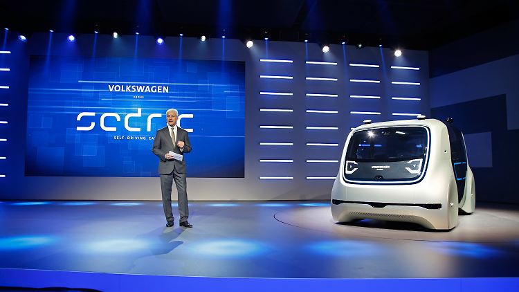 VW-Konzernchef Matthias Müller präsentiert Sadric in Genf.