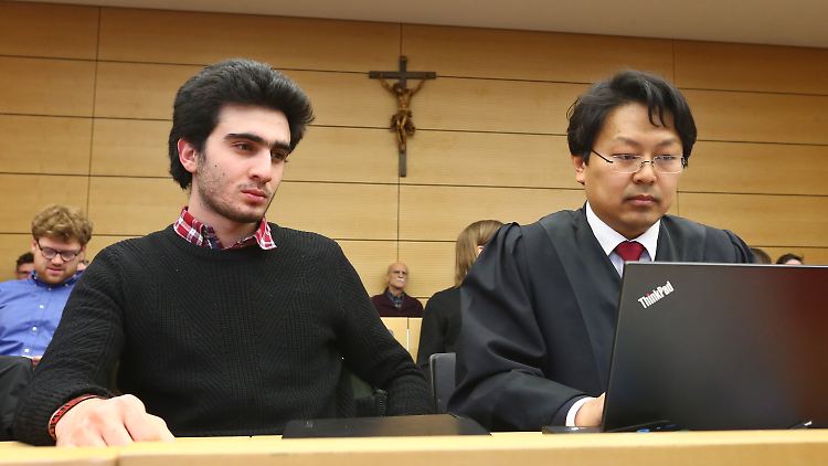 Anas M. mit seinem Anwalt vor Gericht.