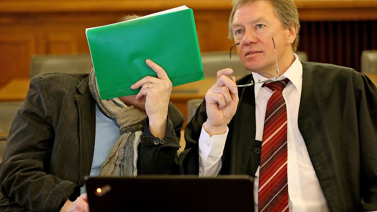 Der wegen Betrug angeklagte Kreditvermittler Wilfried S. spricht mit seinem Anwalt Martin Habig.