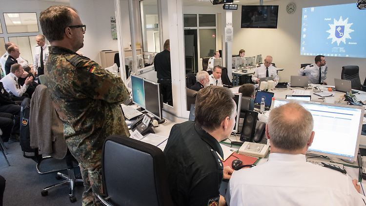 Bislang schauen sie nur zusammen auf Bildschirme. Doch die Opposition befürchtet, dass mit der gemeinsamen Übung von Soldaten und Polizisten die "Hoheitsaufgabe der Polizei" infrage gestellt wird.