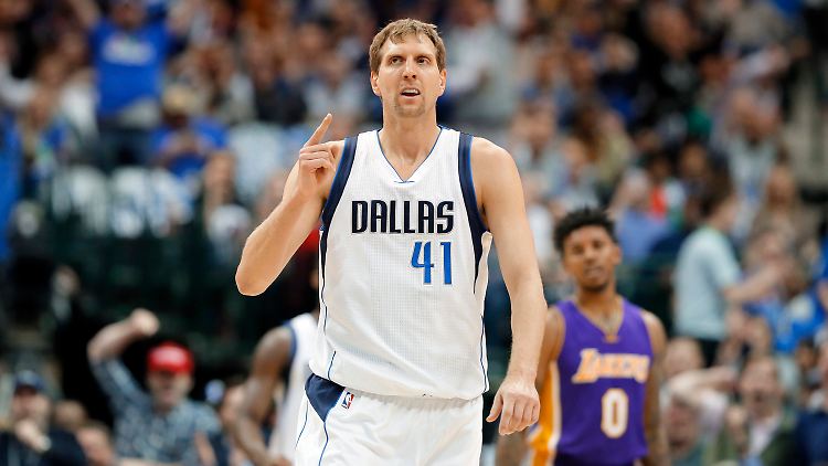 Dirk Nowitzki jubelt nach einem Drei-Punkte-Wurf.