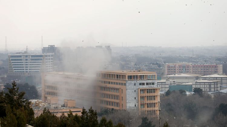 Rauch steigt über dem Krankenhaus in Kabul auf.