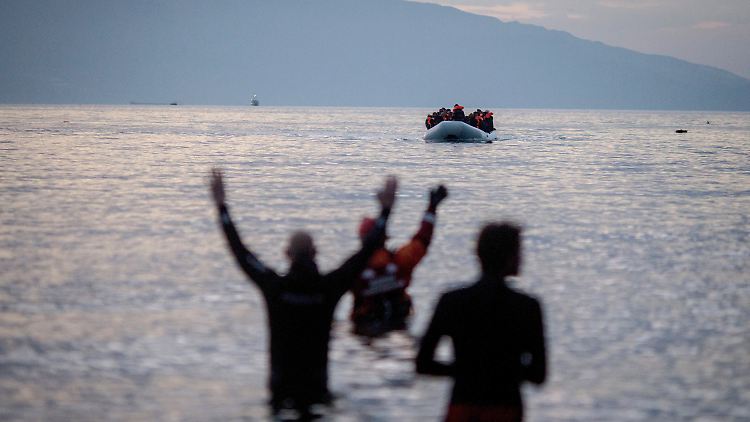 Flüchtlinge kommen auf der griechischen Insel Lesbos an.